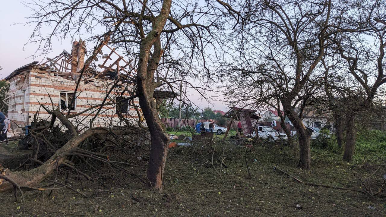 Мэр Львова Садовый публикует последствия падения ракет ПВО на дома мирных граждан