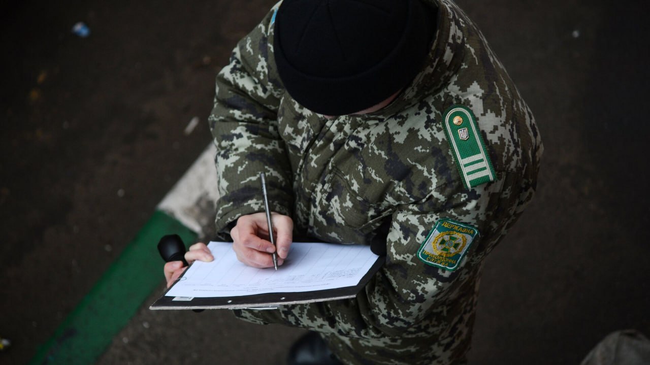 Киев усилит контроль за выездом мужчин за границу