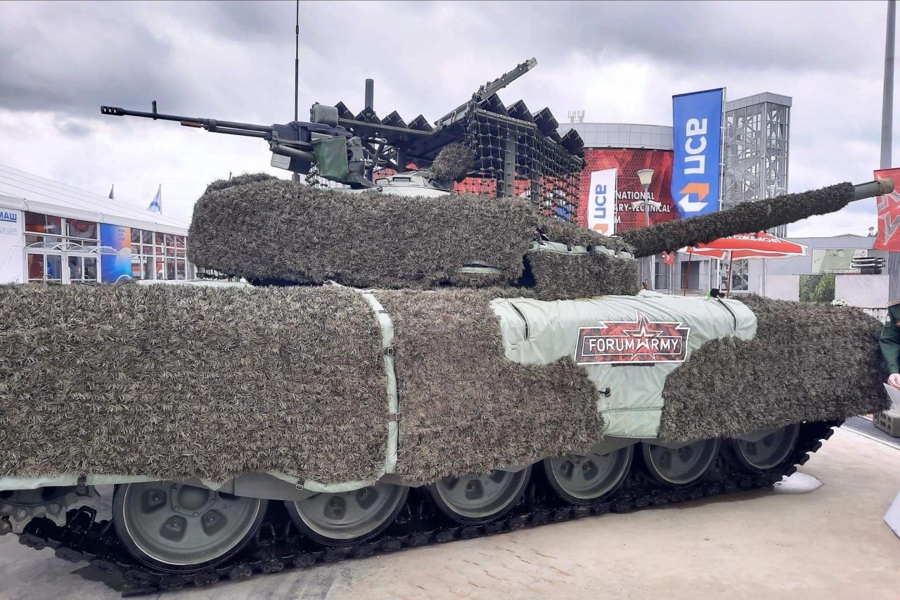 Российские танки впервые получили комплекс радиоэлектронной защиты от FPV-дронов «Тритон»