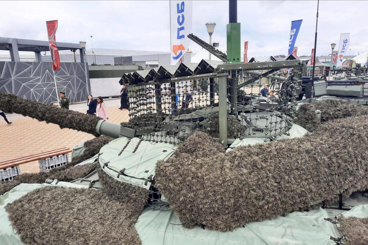 Российские танки впервые получили комплекс радиоэлектронной защиты от FPV-дронов «Тритон»