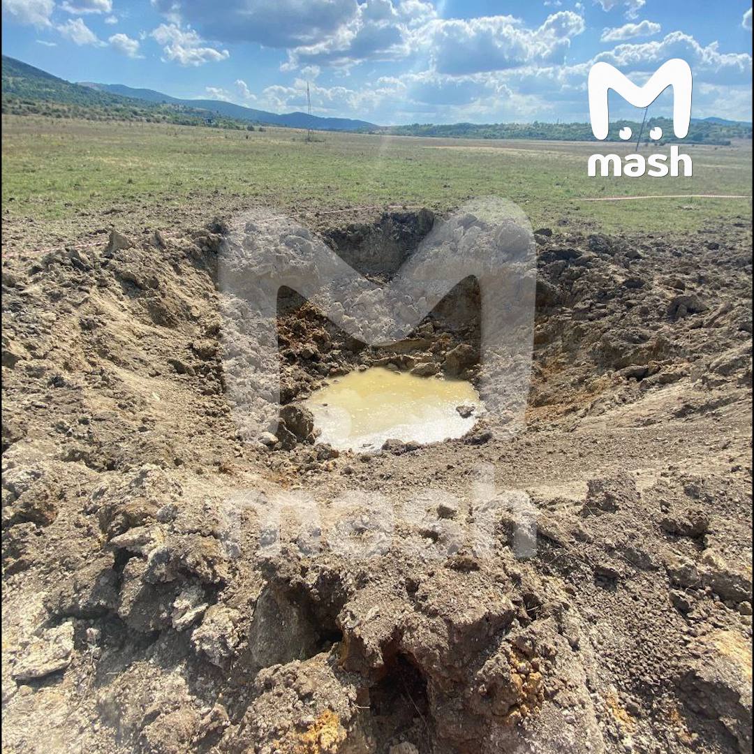 Обломки и воронка от сбитой или упавшей в Крыму зенитной ракеты 5В28 от ЗРК С-200, переоборудованной ВСУ для ударов по наземным целям