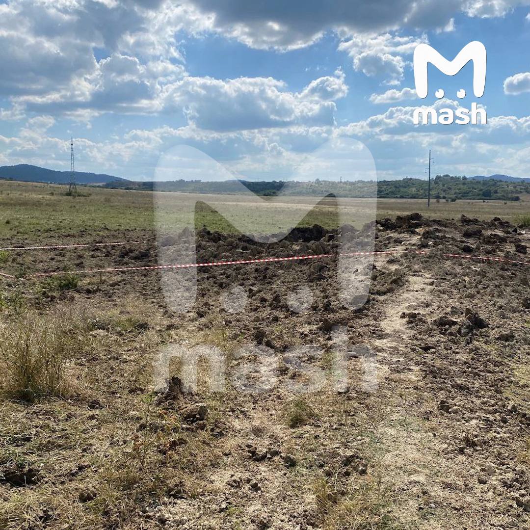 Обломки и воронка от сбитой или упавшей в Крыму зенитной ракеты 5В28 от ЗРК С-200, переоборудованной ВСУ для ударов по наземным целям