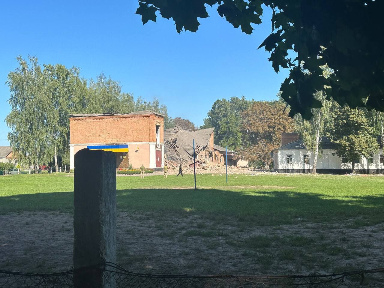 Сообщается о прилёте по располаге украинских нацистов в здании школы в г. Сумы