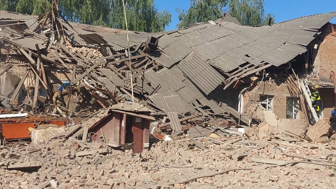 Сообщается о прилёте по располаге украинских нацистов в здании школы в г. Сумы