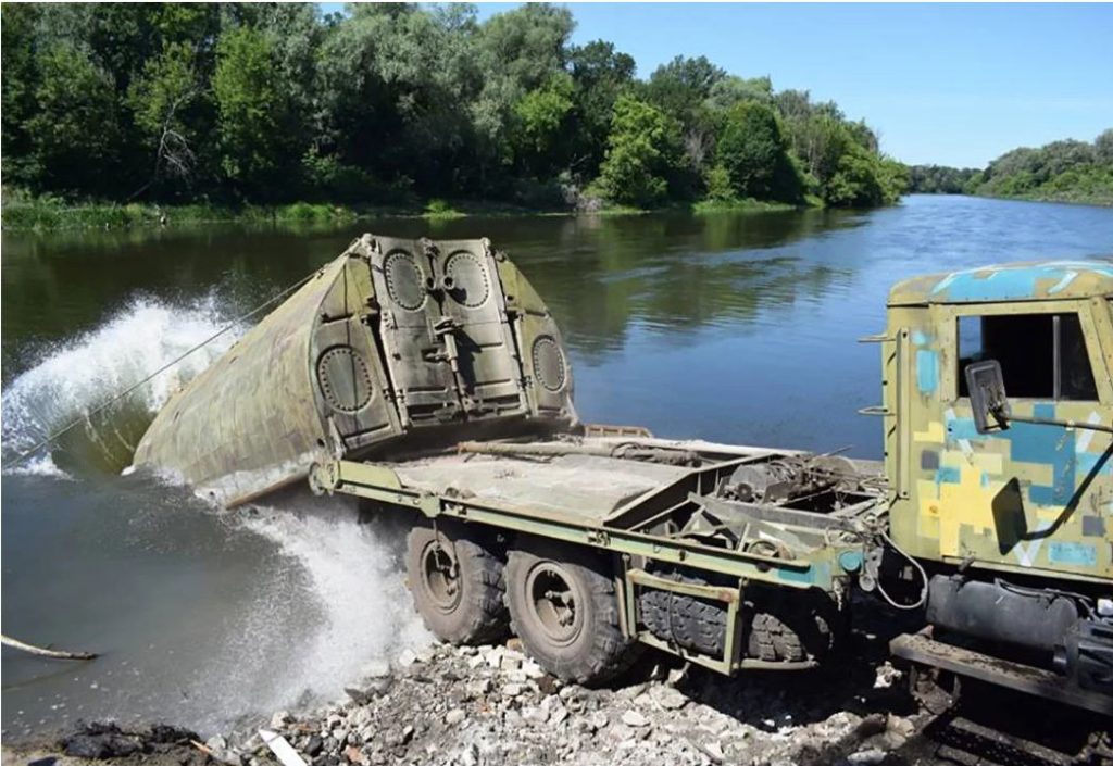 ВСУ пригнали в Харьков инженерную технику для форсирования водных преград