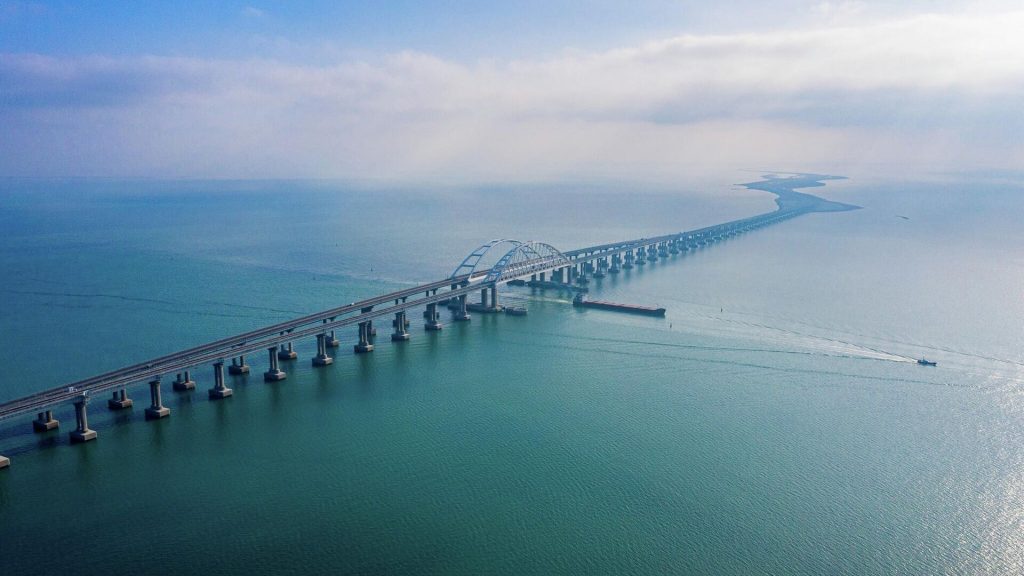 Украинский морской беспилотник пытался атаковать Крымский мост около 23.15 мск