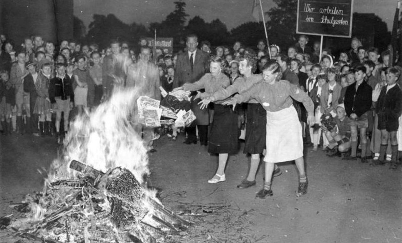 В Латвии началась массовая акция по уничтожению книг на русском языке -  Подоляка