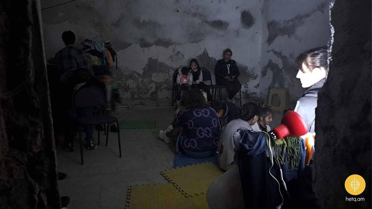 Жители Степанкерта ночуют в подвалах, укрываясь от обстрелов