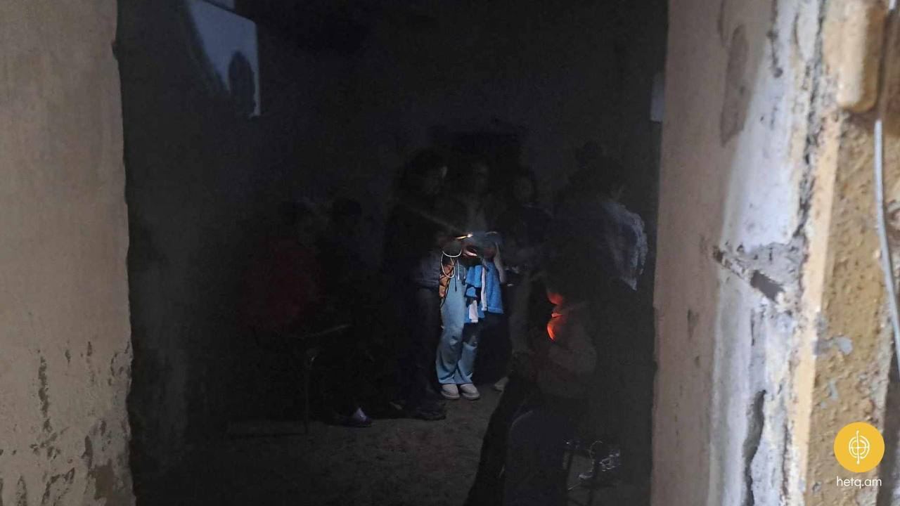 Жители Степанкерта ночуют в подвалах, укрываясь от обстрелов