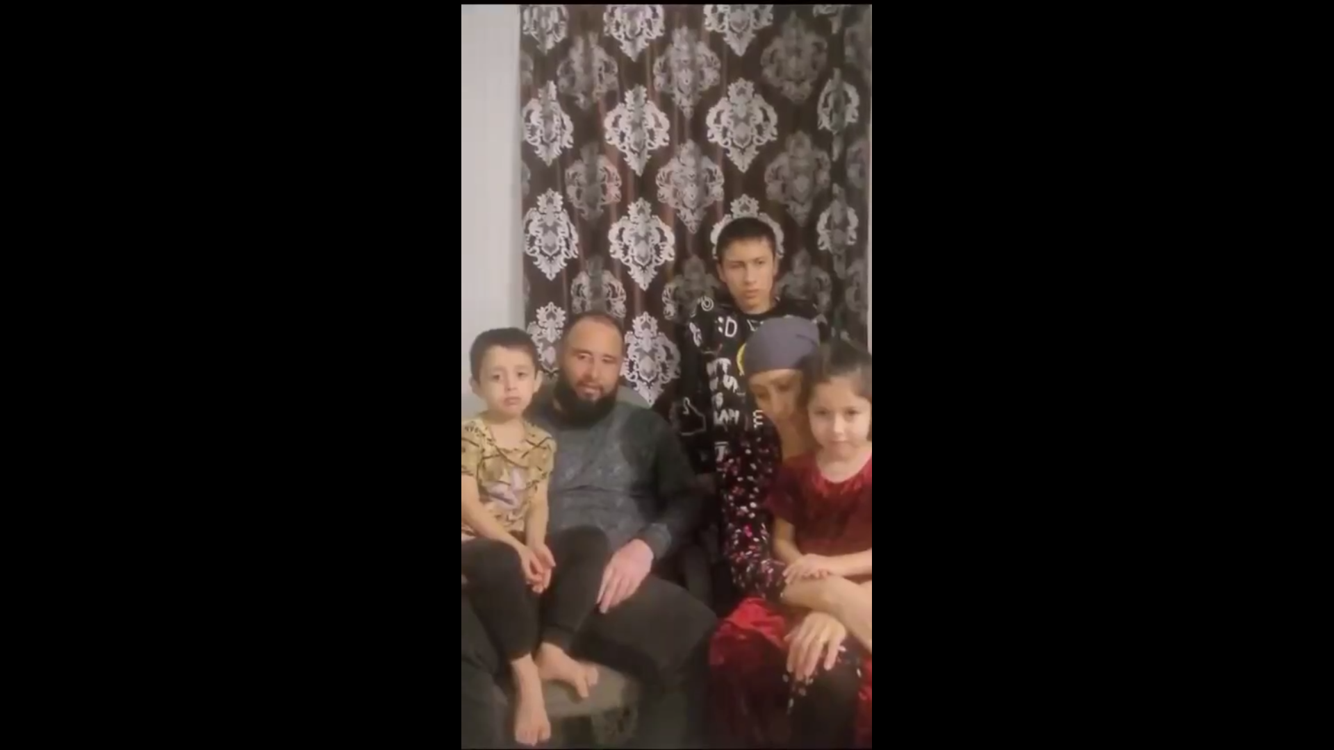 Таджикская семья. Таджикская семья кар. Стереотипная семья таджиков. Таджикская семья село.