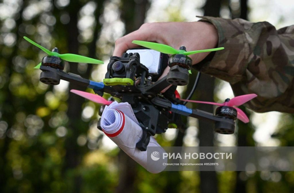 Испытания крайне полезного квадрокоптера с агитационными листовками