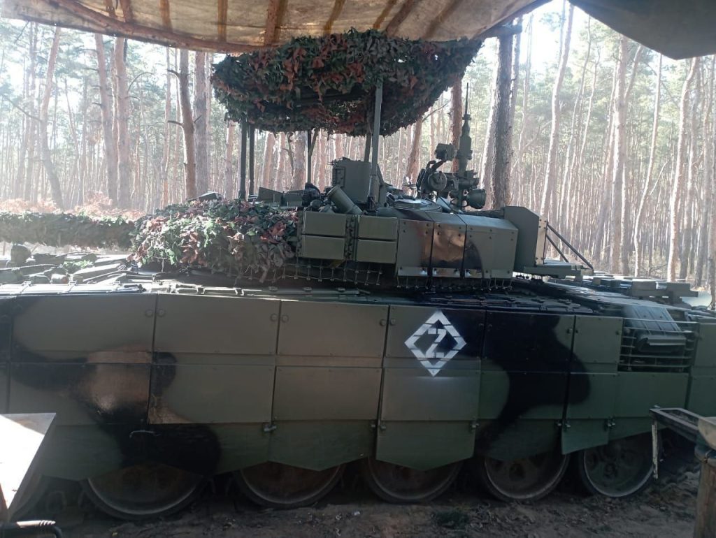Очередное значительное усиление динамической защиты на Т-72Б3 обр. 2022 года