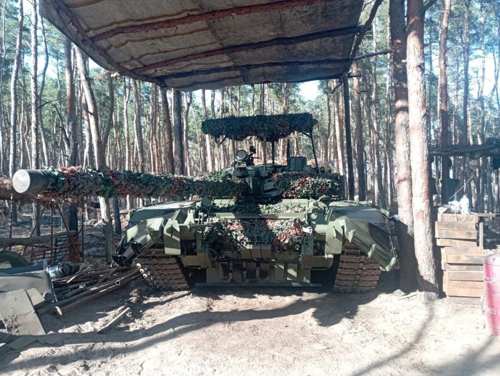 Очередное значительное усиление динамической защиты на Т-72Б3 обр. 2022 года