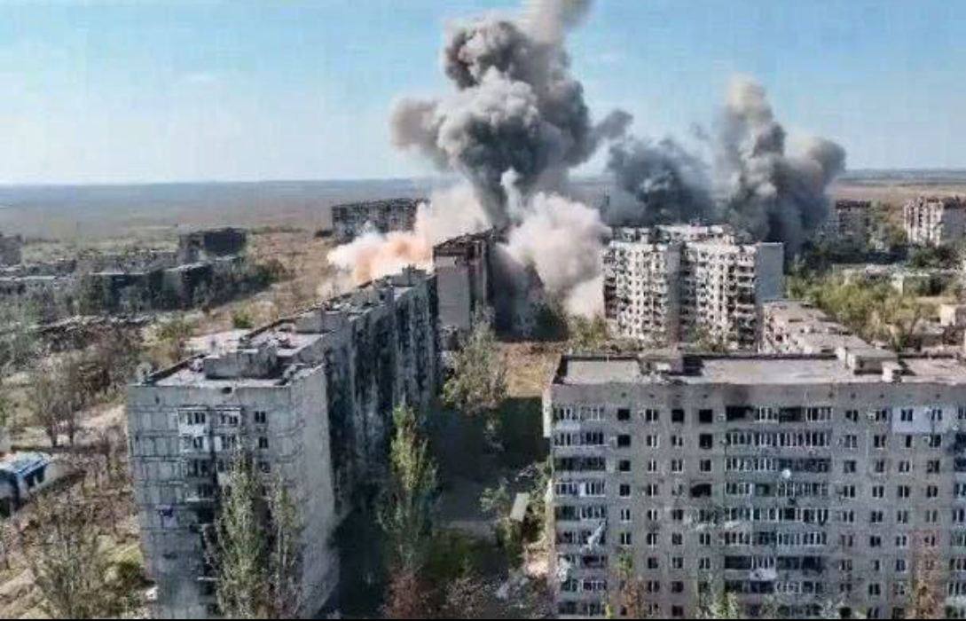 Отгрузка планирующих ФАБов по украинским позициям среди многоэтажек печально известного Угледара