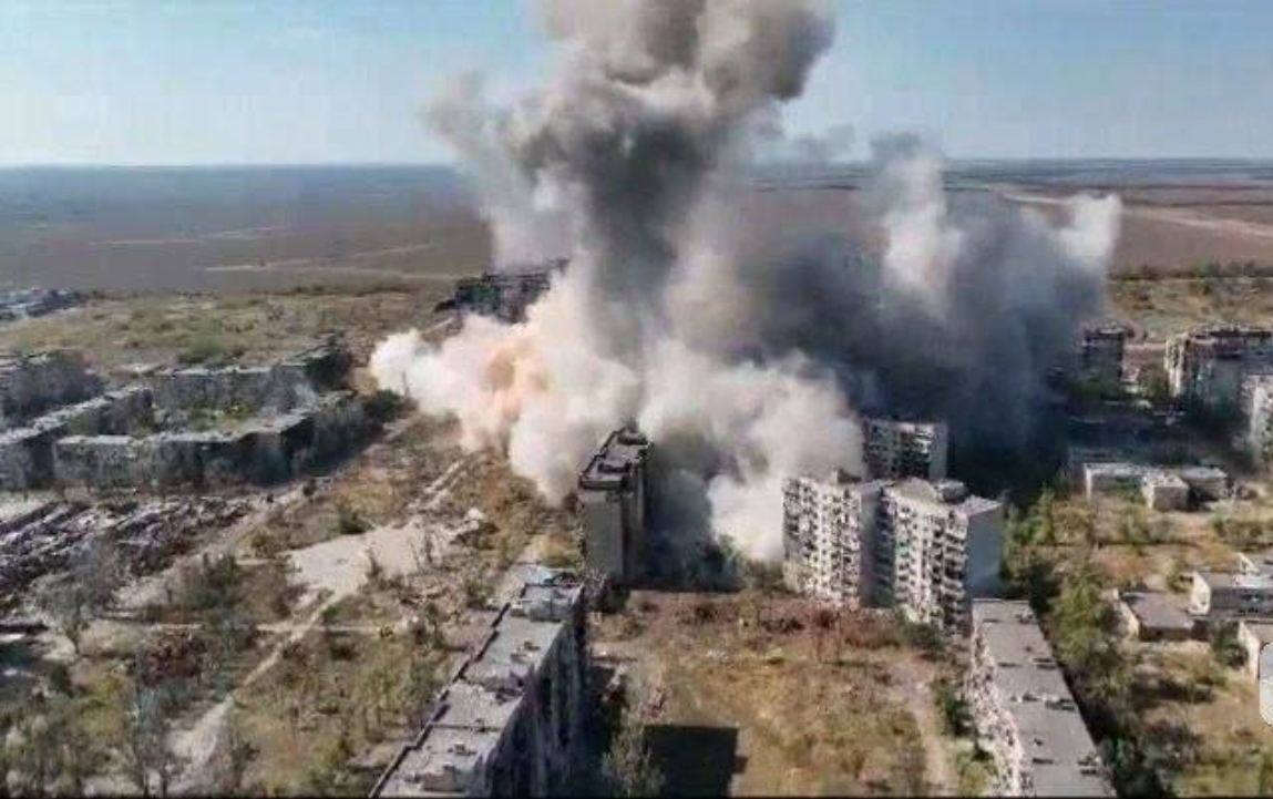 Отгрузка планирующих ФАБов по украинским позициям среди многоэтажек печально известного Угледара