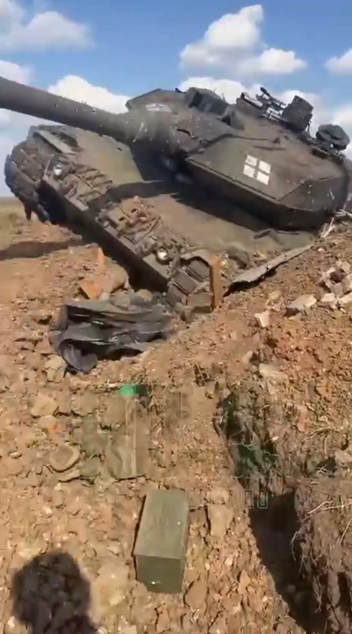 Застрявший в траншее под Работино немецкий Leopard 2A6 украинской армии