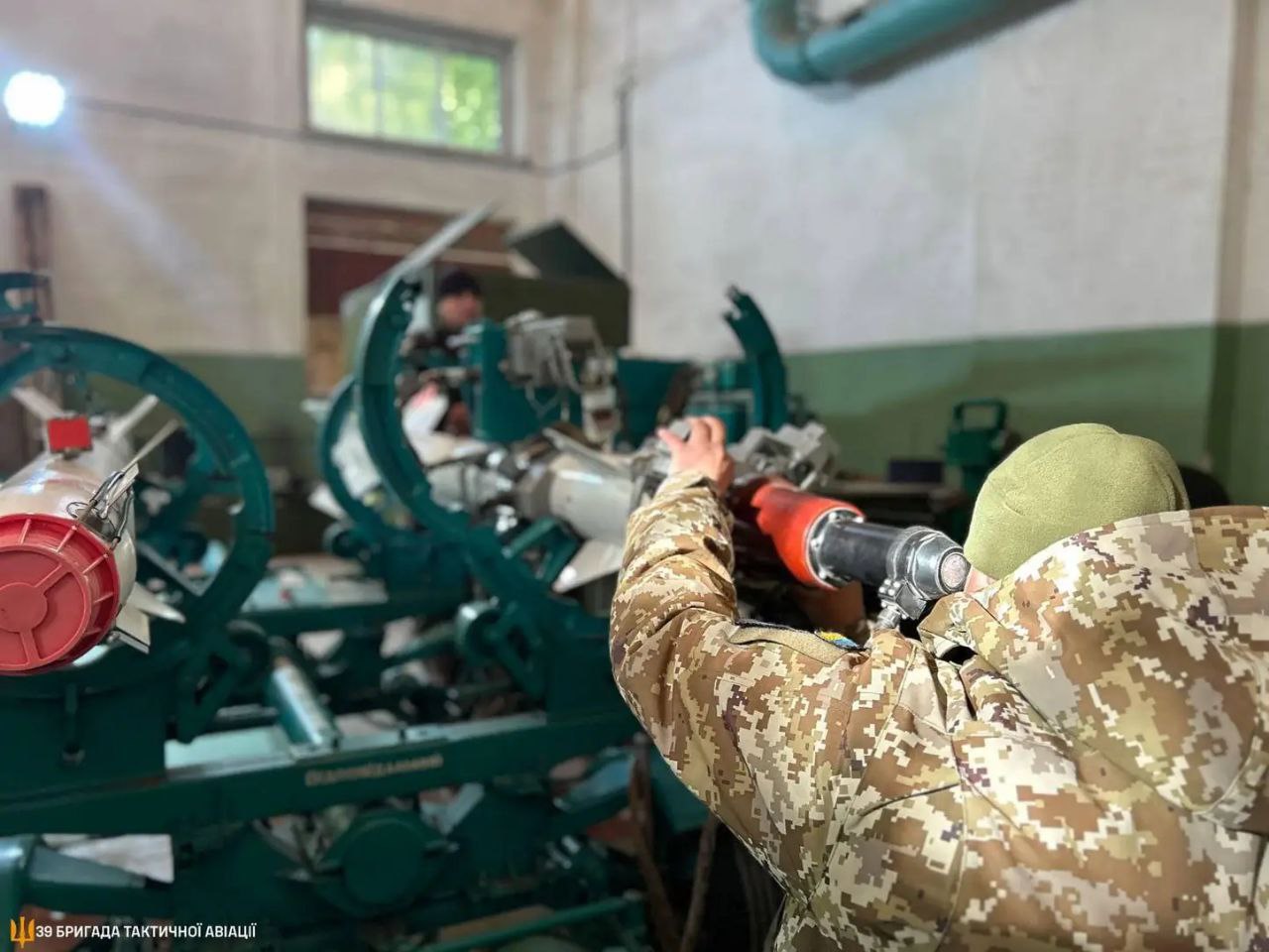 Процесс проверки и подготовки к использованию на Су-27 из 39-й бригады тактической авиации украинских ВВС устаревших ракет «воздух-воздух» средней дальности Р-27ЭР и малой дальности Р-73