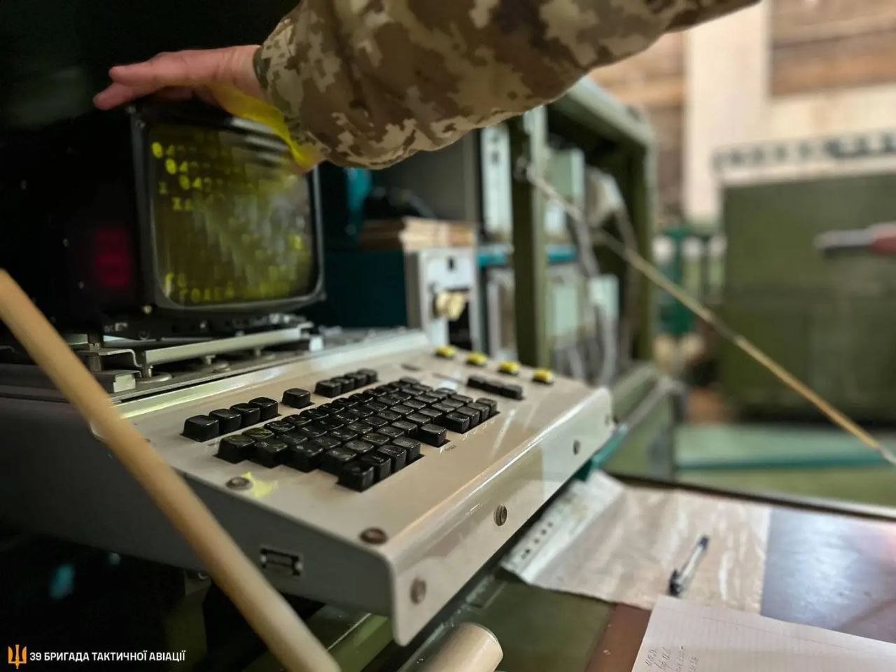 Процесс проверки и подготовки к использованию на Су-27 из 39-й бригады тактической авиации украинских ВВС устаревших ракет «воздух-воздух» средней дальности Р-27ЭР и малой дальности Р-73