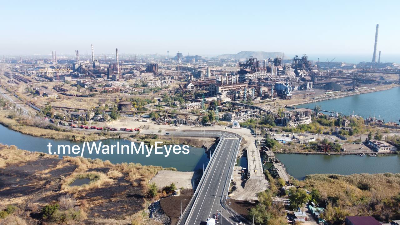 Восстановленный мост в Мариуполе через реку Кальмиус рядом с Азовсталью