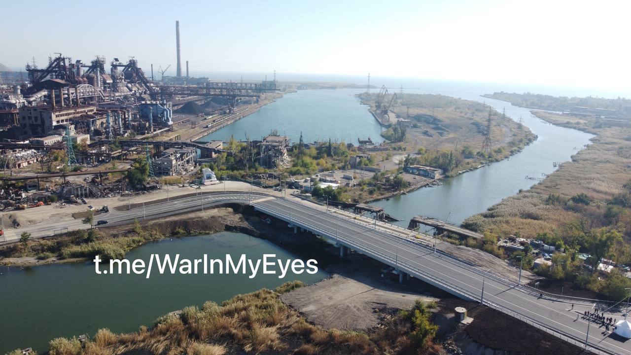 Восстановленный мост в Мариуполе через реку Кальмиус рядом с Азовсталью