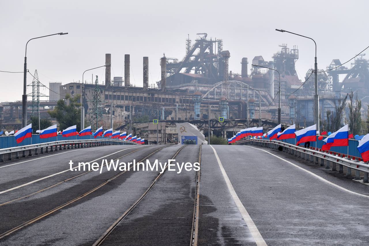 Восстановленный мост в Мариуполе через реку Кальмиус рядом с Азовсталью
