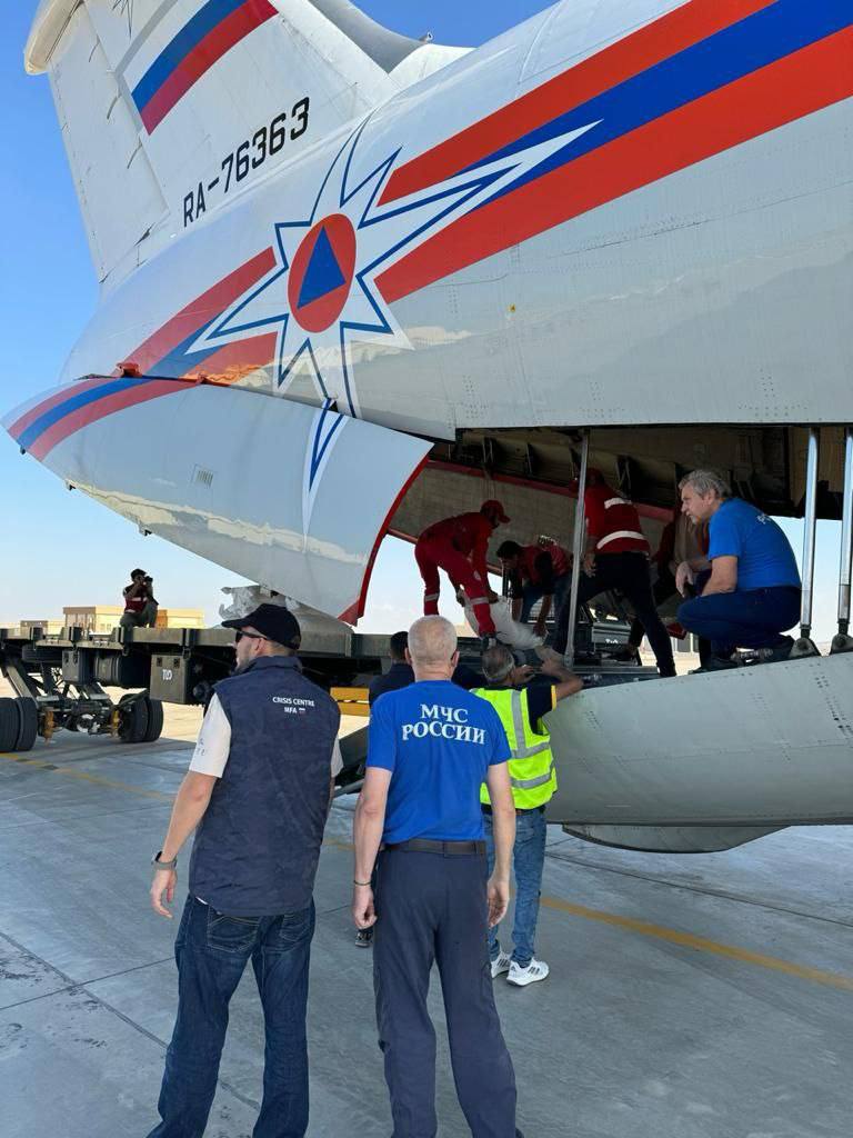 Спецборт Ил-76ТД Василий Молоков МЧС РФ с гуманитарной помощью для населения сектора Газа приземлился в Египте в аэропорту Эль-Ариш и передал представителям Египетского общества Красного Полумесяца 27 тонн груза