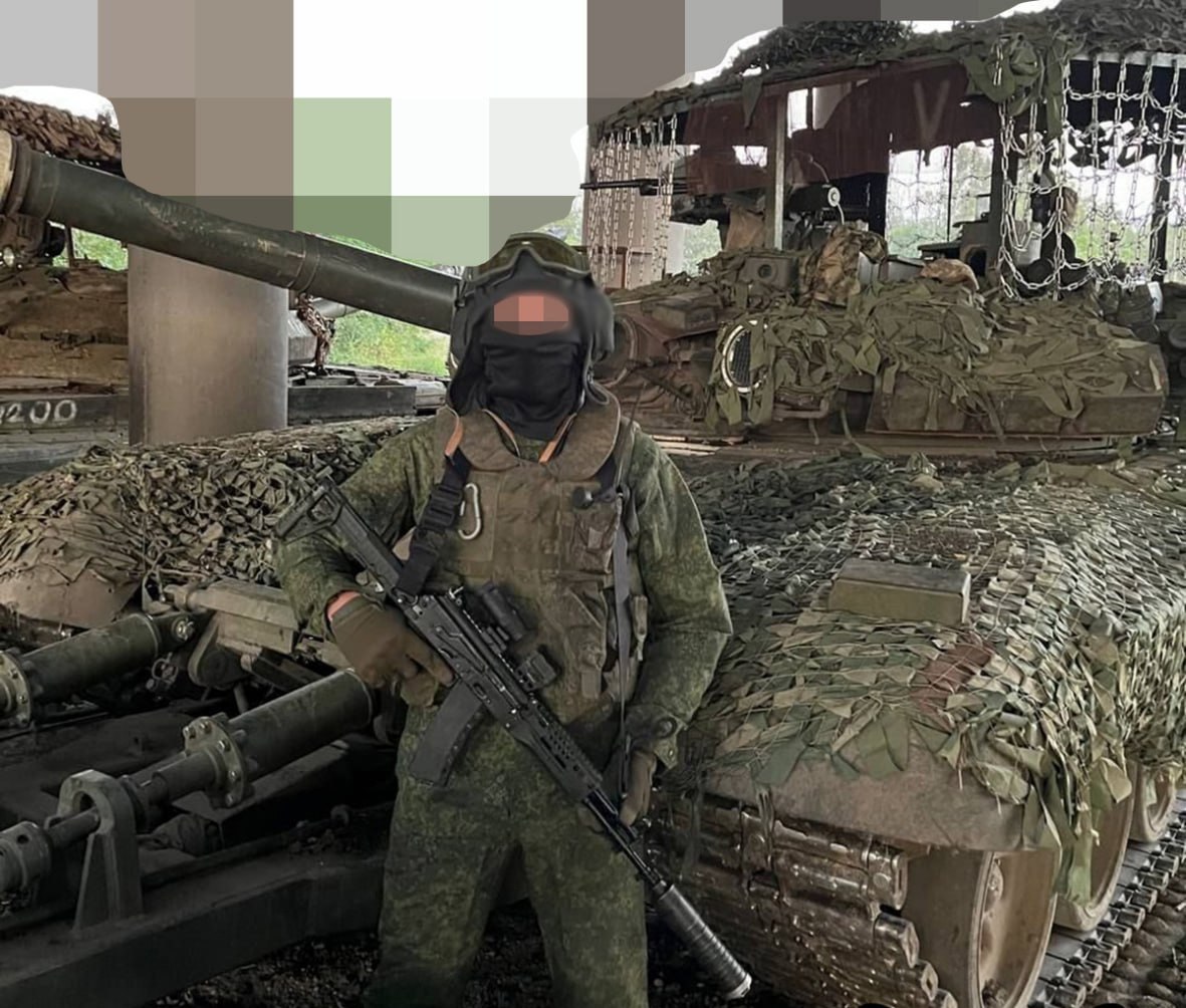 Отечественный Т-90А с противодроновым навесом и полужестким экраном из цепей