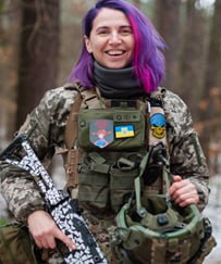 Ад войны вместо модных кадров: как украинских женщин заманивают в штурмовики