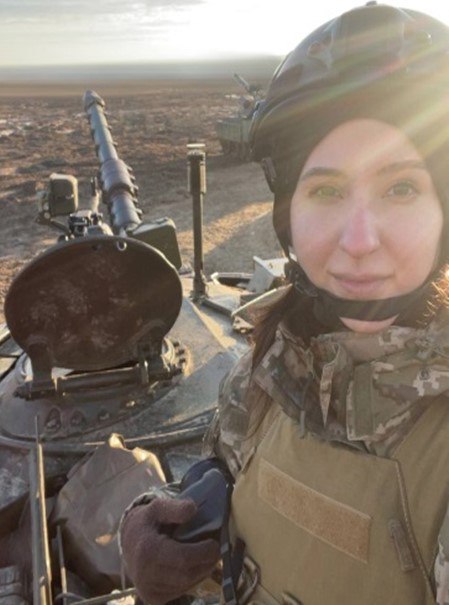 Ад войны вместо модных кадров: как украинских женщин заманивают в штурмовики