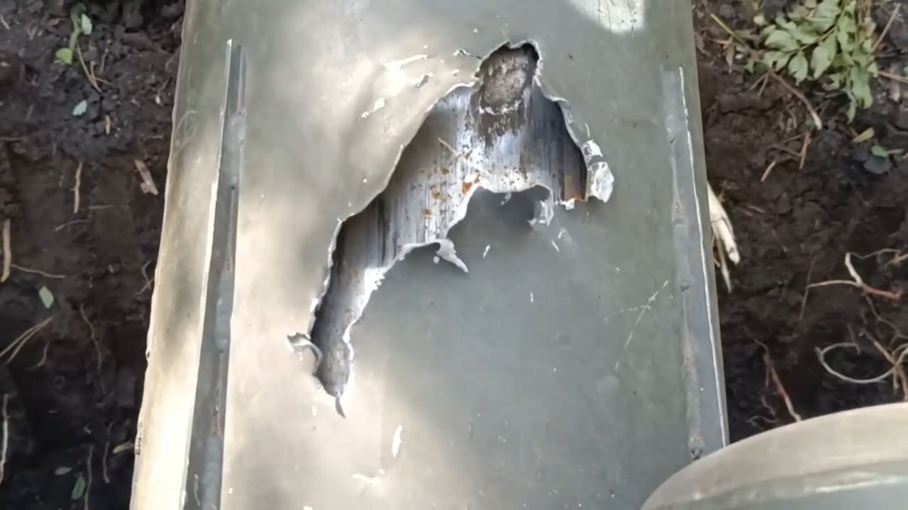 Повреждения на орудии 152-мм САУ 2С19М2 "Мста-С" от попаданий вольфрамовых шариков ракеты M30A1 GMLRS