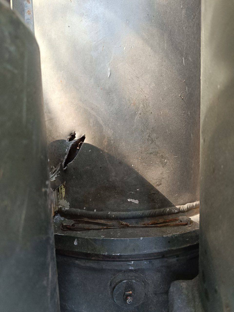 Повреждения на орудии 152-мм САУ 2С19М2 "Мста-С" от попаданий вольфрамовых шариков ракеты M30A1 GMLRS