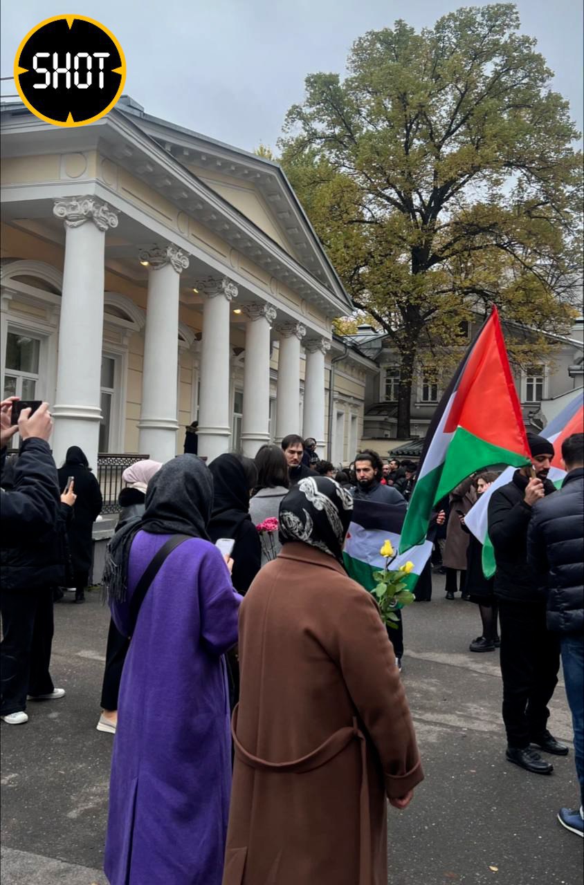 В Москве полицейские начали задержания участников митинга в поддержку Палестины
