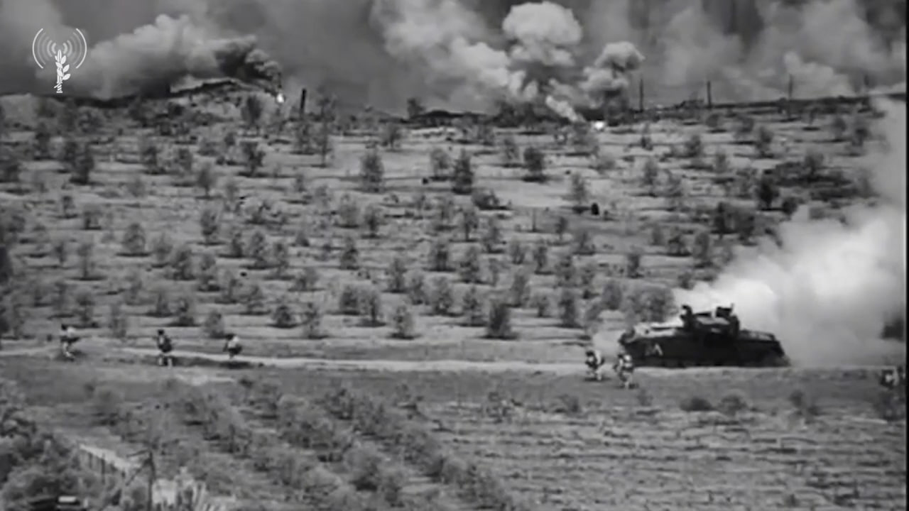 Продвижение солдат ЦАХАЛ на севере Газы под прикрытием термодымовой завесы танка Меркава Мк.3 и разбросанных дымовых шашек