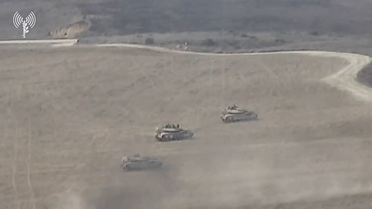 Продвижение солдат ЦАХАЛ на севере Газы под прикрытием термодымовой завесы танка Меркава Мк.3 и разбросанных дымовых шашек