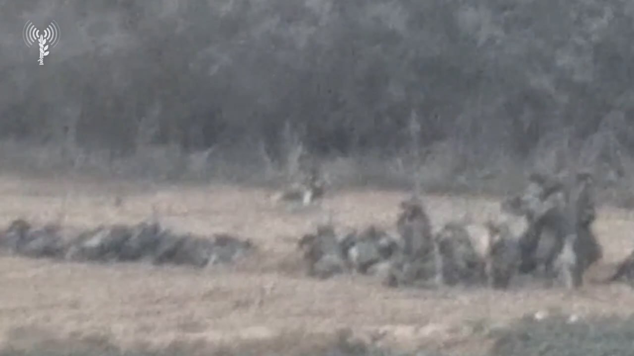 Продвижение солдат ЦАХАЛ на севере Газы под прикрытием термодымовой завесы танка Меркава Мк.3 и разбросанных дымовых шашек