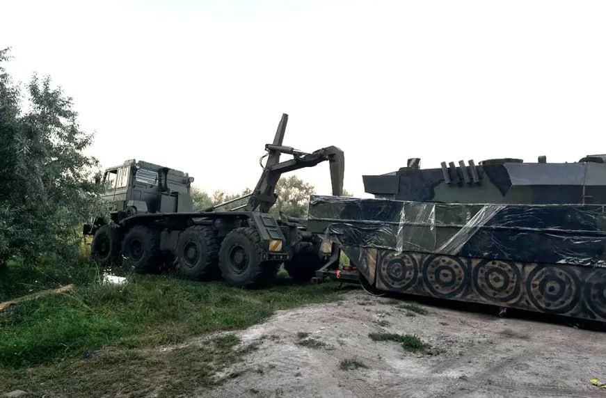 Довольно убогие украинские макеты танков Leopard 2A6, сделанные не в масштабе