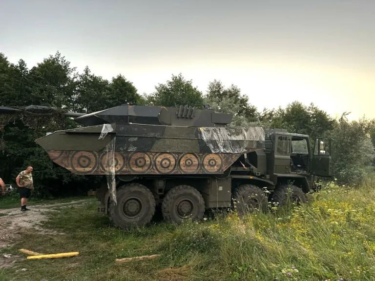 Довольно убогие украинские макеты танков Leopard 2A6, сделанные не в масштабе
