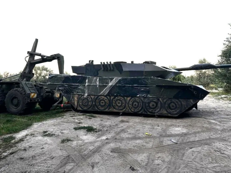 Довольно убогие украинские макеты танков Leopard 2A6, сделанные не в масштабе