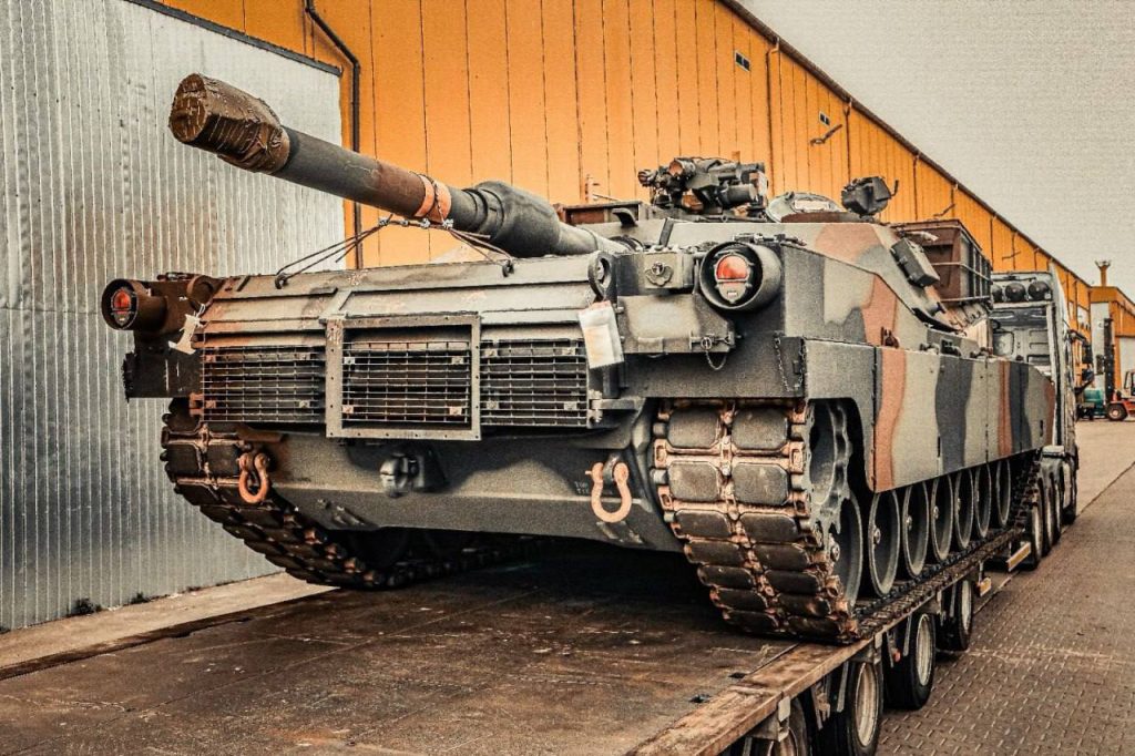 В польский порт Свиноуйсьце прибыл военный груз из США для польской армии