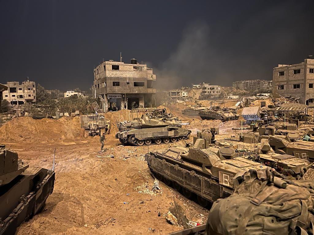 Танки Merkava Mk.4, тяжёлые бронетранспортёры Puma и пехота ЦАХАЛ в ходе рейда в Сектор Газа сегодня утром