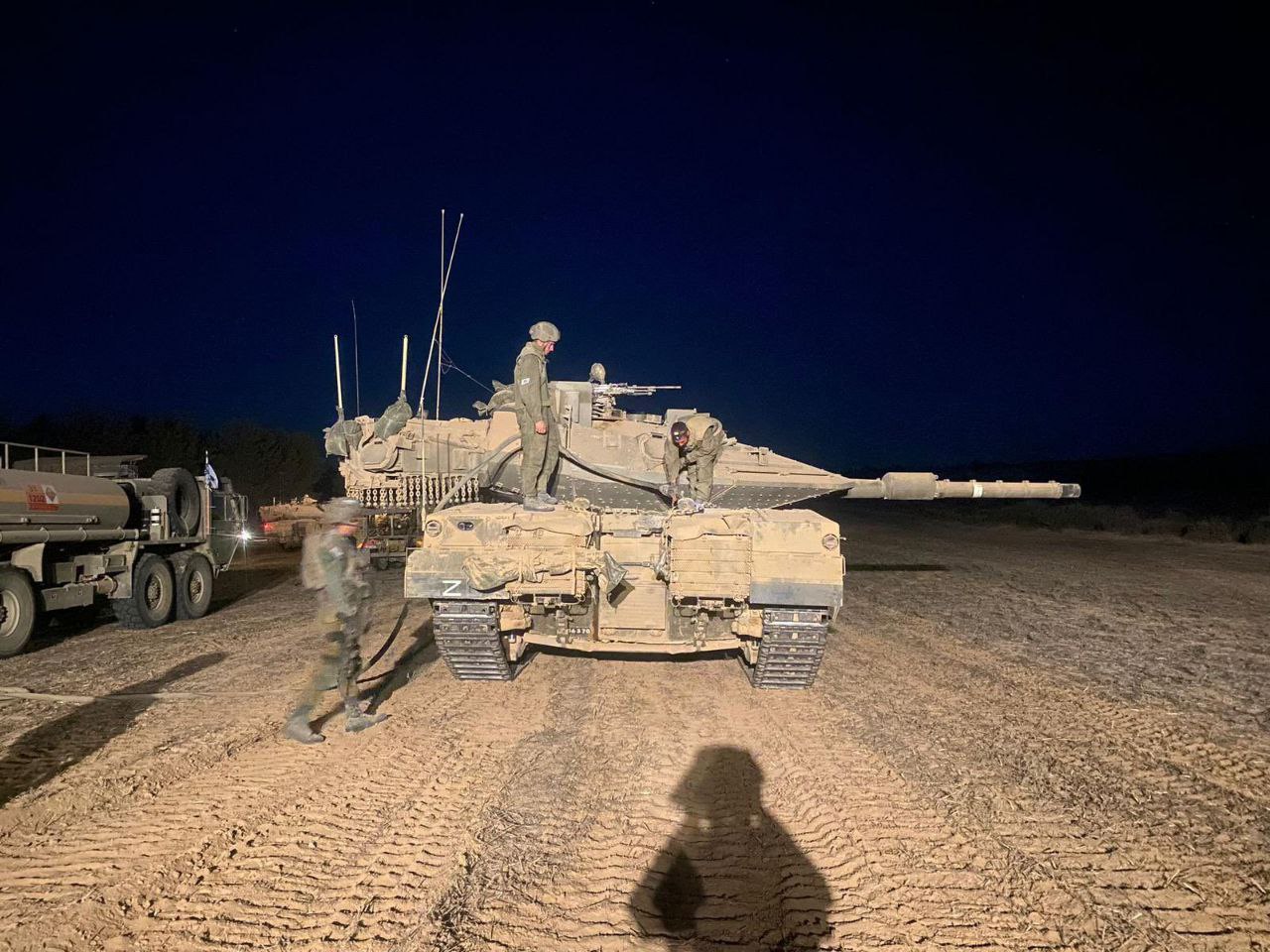 Танки Merkava Mk.4, тяжёлые бронетранспортёры Puma и пехота ЦАХАЛ в ходе рейда в Сектор Газа сегодня утром