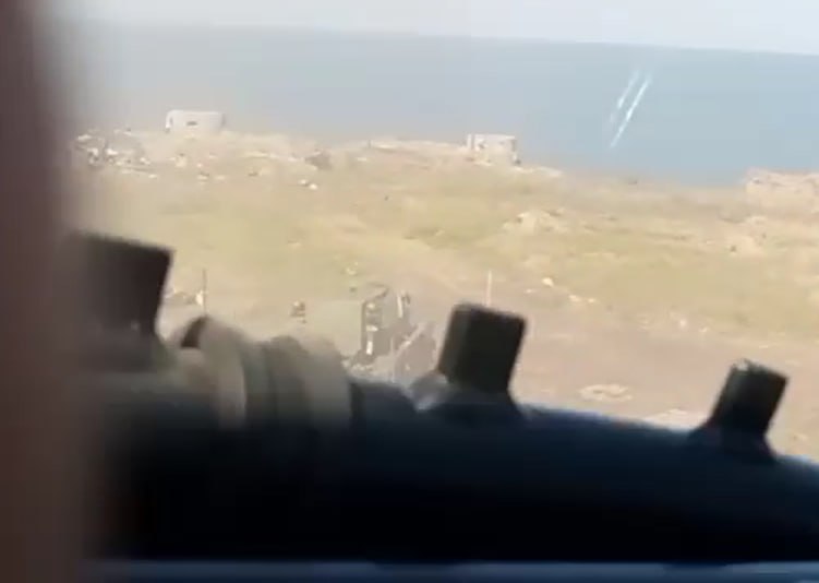 Архивные видео захода на посадку Ми-35М на остров Змеиный