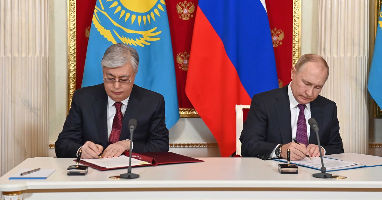 Токаев: Казахстан готов к увеличению объемов транспортировки российского газа и нефти