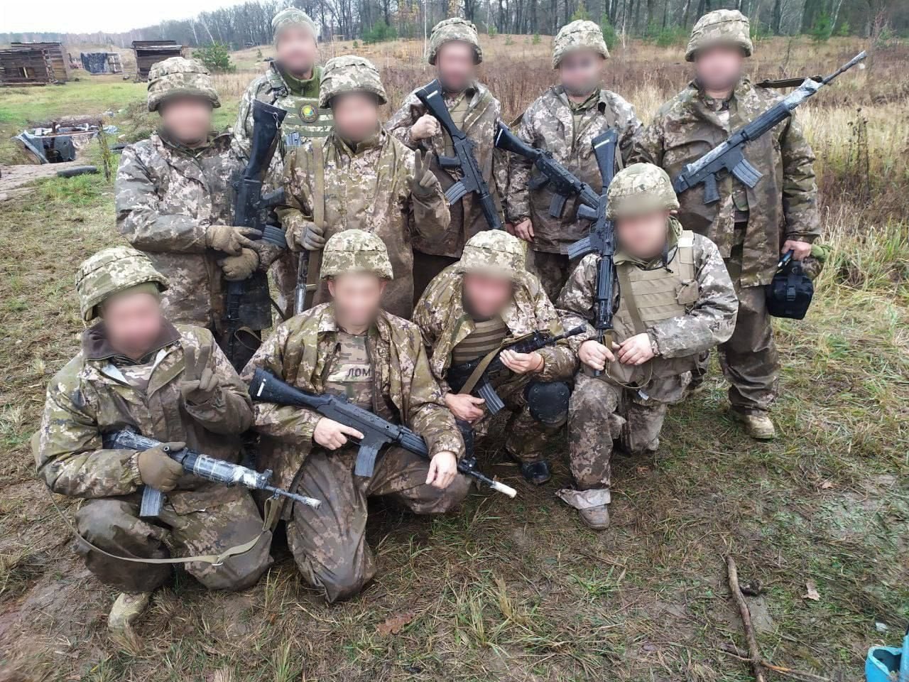 Украинские мобилизованные во время тренировок с бельгийскими штурмовыми винтовками FN FNC