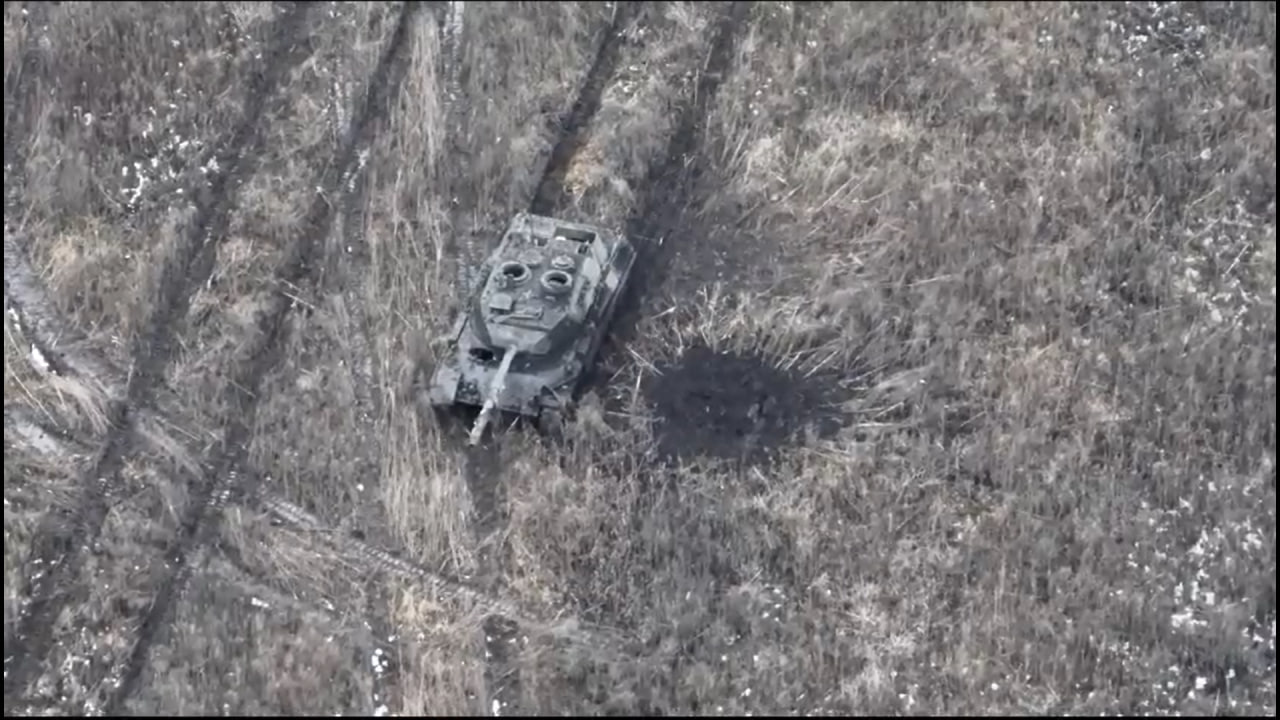 А вот и видео поражения Leopard 1A5, выехавшего в поле на прямую наводку