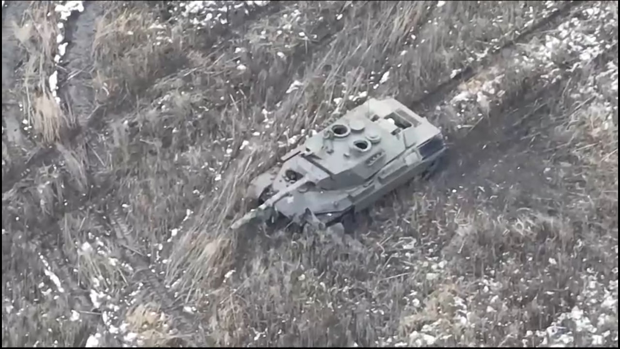 А вот и видео поражения Leopard 1A5, выехавшего в поле на прямую наводку