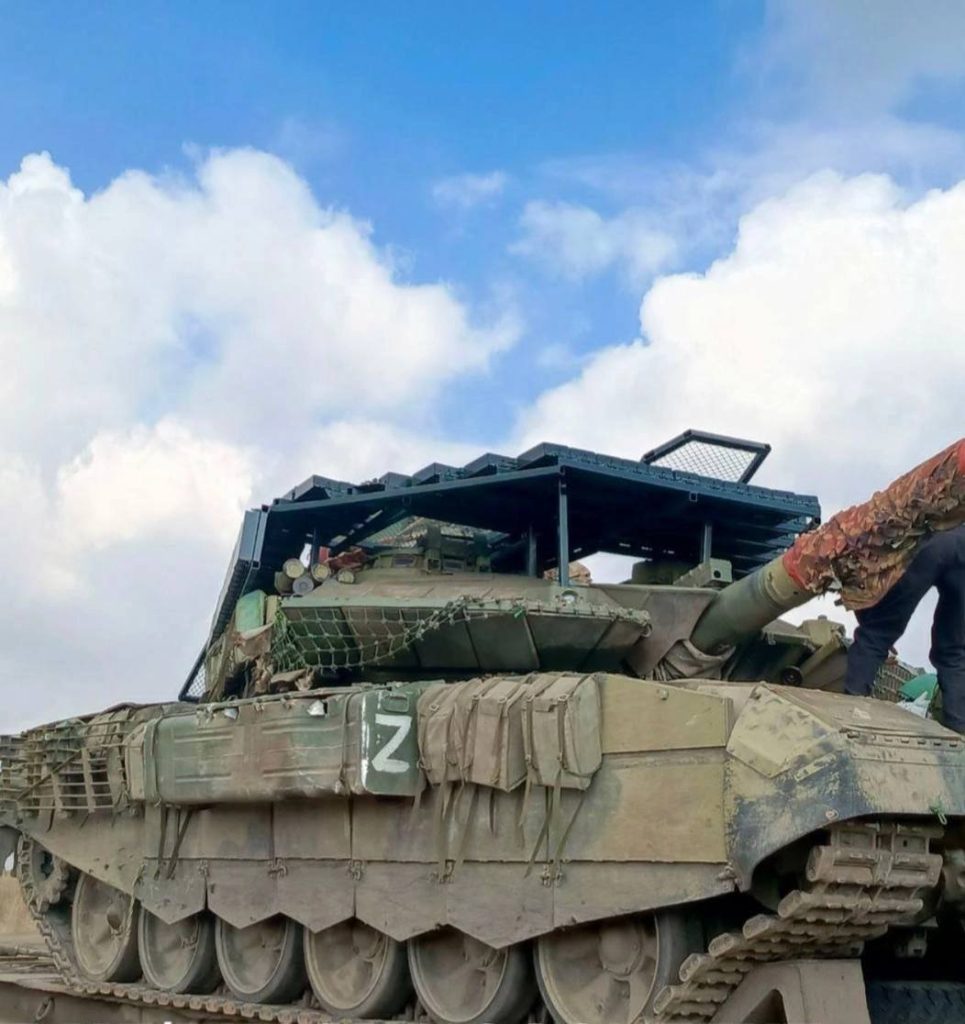 Т-90М с более «мощным» защитнымм козырьком, с щедро смонтированными блоками ДЗ «Контакт-1»