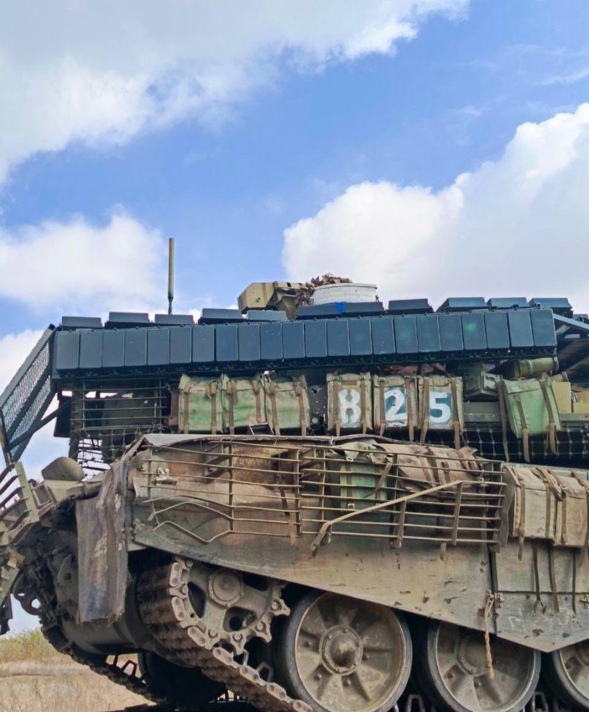 Т-90М с более «мощным» защитнымм козырьком, с щедро смонтированными блоками ДЗ «Контакт-1»
