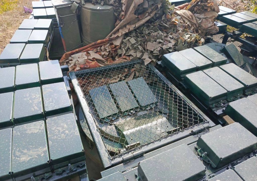 Т-90М с более «мощным» защитнымм козырьком, с щедро смонтированными блоками ДЗ «Контакт-1»