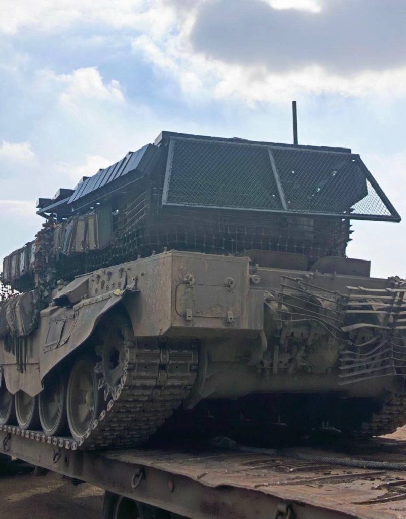 Т-90М с более «мощным» защитнымм козырьком, с щедро смонтированными блоками ДЗ «Контакт-1»